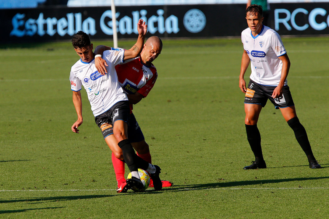 El mediapunta del Ourense CF Pibe lucha por un balón con Manu Rodríguez, del Arosa.