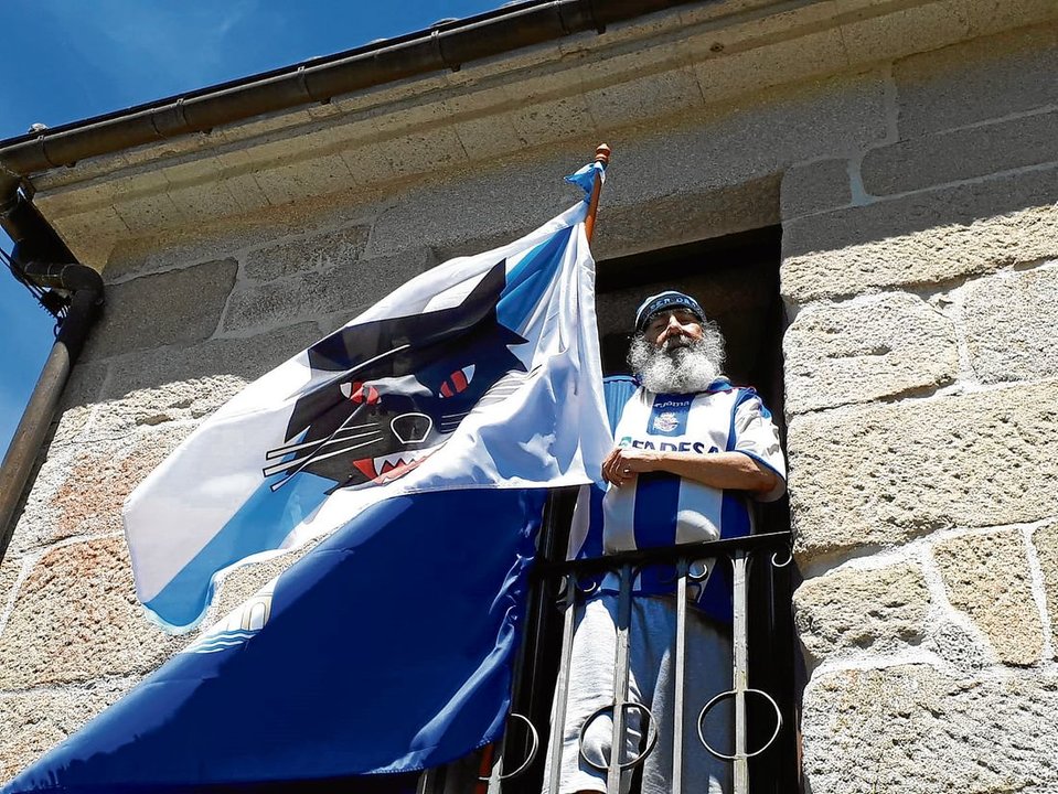 Yosi enarbola una bandera gallega con el gato de Los Suaves.