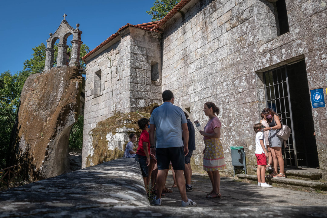 ESGOS (MOSTEIRO DE SAN PEDRO DAS ROCHAS). 26/07/2020. OURENSE. Turistas visitan el Mosteiro de San Pedro das Rochas. FOTO: ÓSCAR PINAL