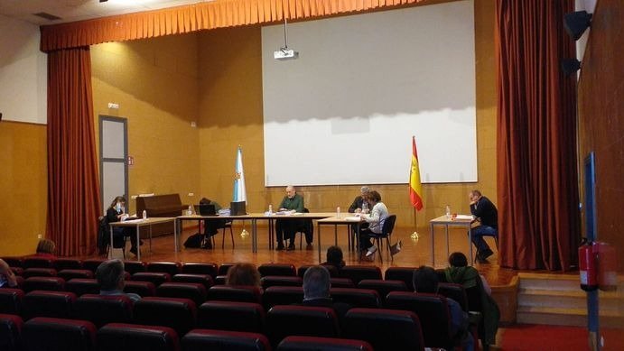 Sesión plenaria en la Casa da Cultura de Viana do Bolo, propiciada por el covid-19.