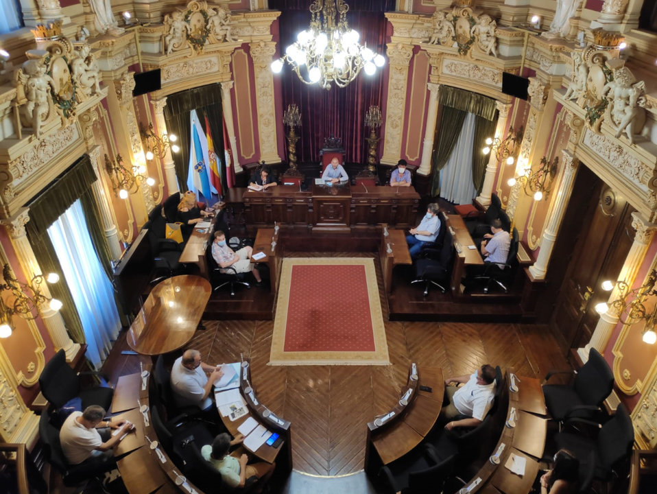 Imagen de la reunión mantenida en la sala de plenos del Concello.