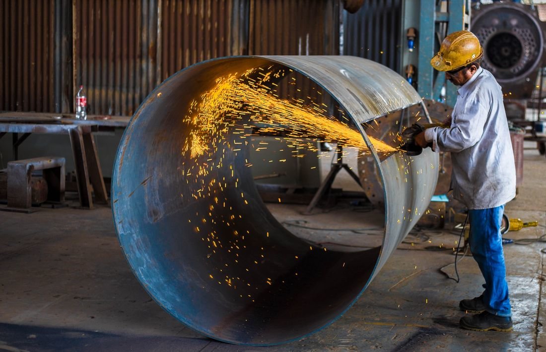 Un trabajador en una empresa metalúrgica. (Foto: Unsplash)