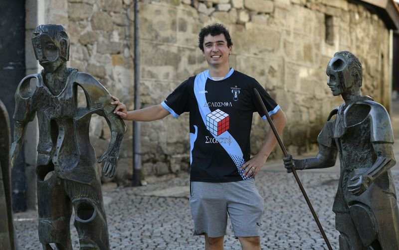 Aram Gómez, presidente y jugador del Raio Alaricano, junto a la estatua que representa a la &#34;Festa do Boi&#34; (XESÚS FARIÑAS).