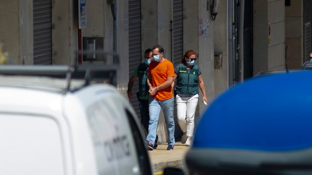 José Miguel Martínez Campos escoltados por guardias civiles, tras el registro llevado a cabo en su domicilio en la rúa Vinteún.