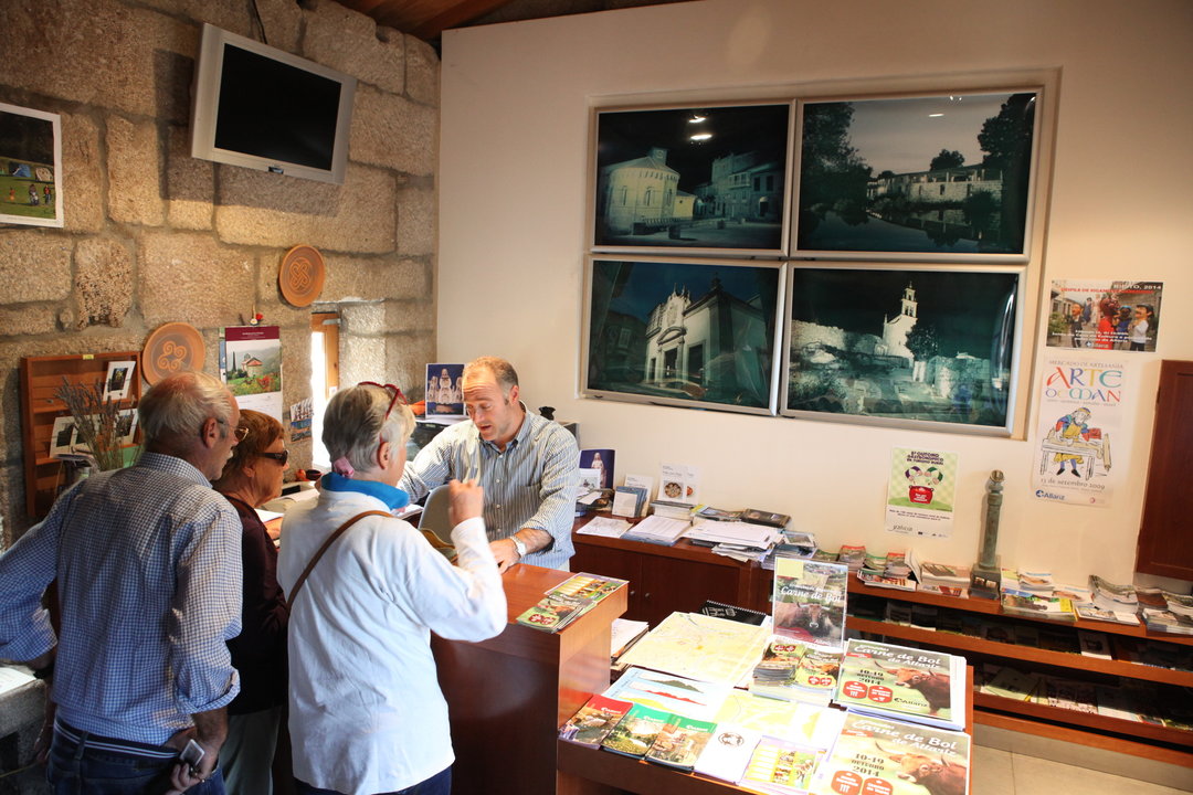 Visitantes en la oficina turística de Allariz, en una imagen de archivo.