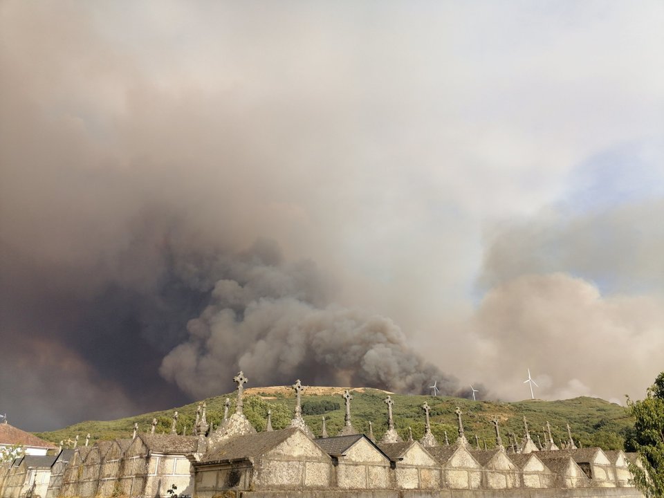 El fuego avanza de Chaves a la frontera ourensana (JORGE ÁLVAREZ).