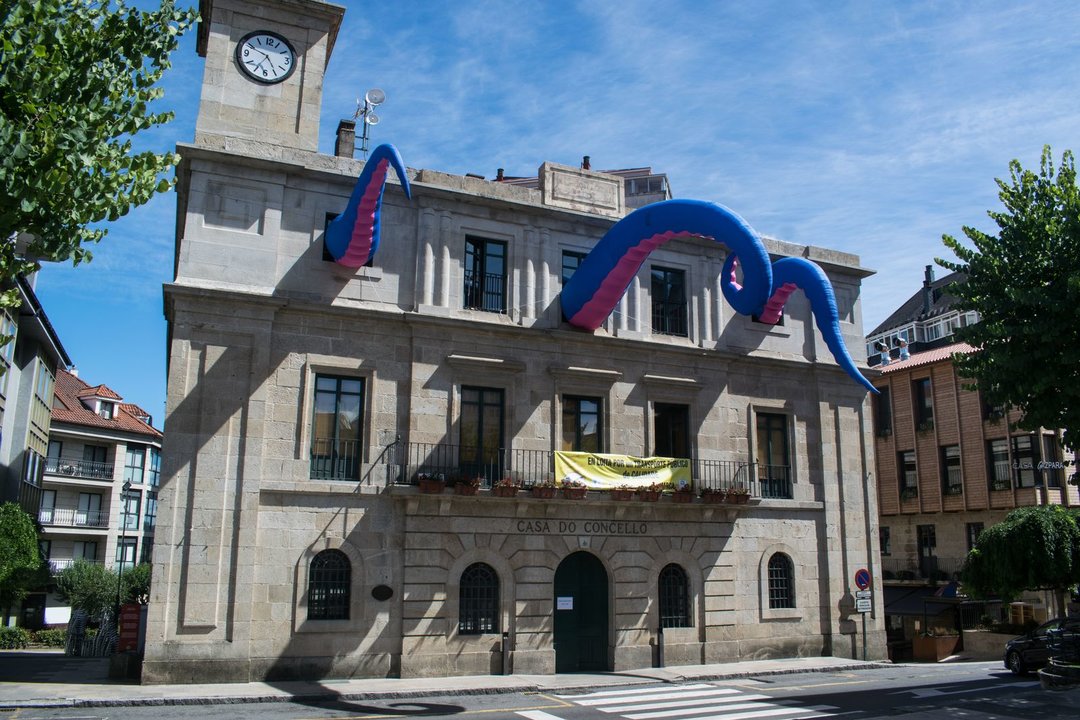 La fachada del Concello carballiñés ya luce los tradicionales tentáculos del cefalópodo (YERAY DIÉGUEZ).