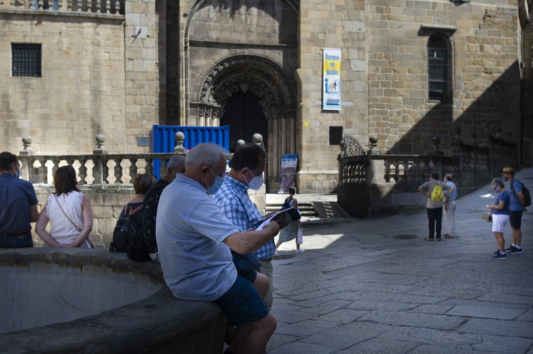 Ourense 3/8/20
Turistas esperando a las puertas de la catedral

Fotos Martiño Pinal