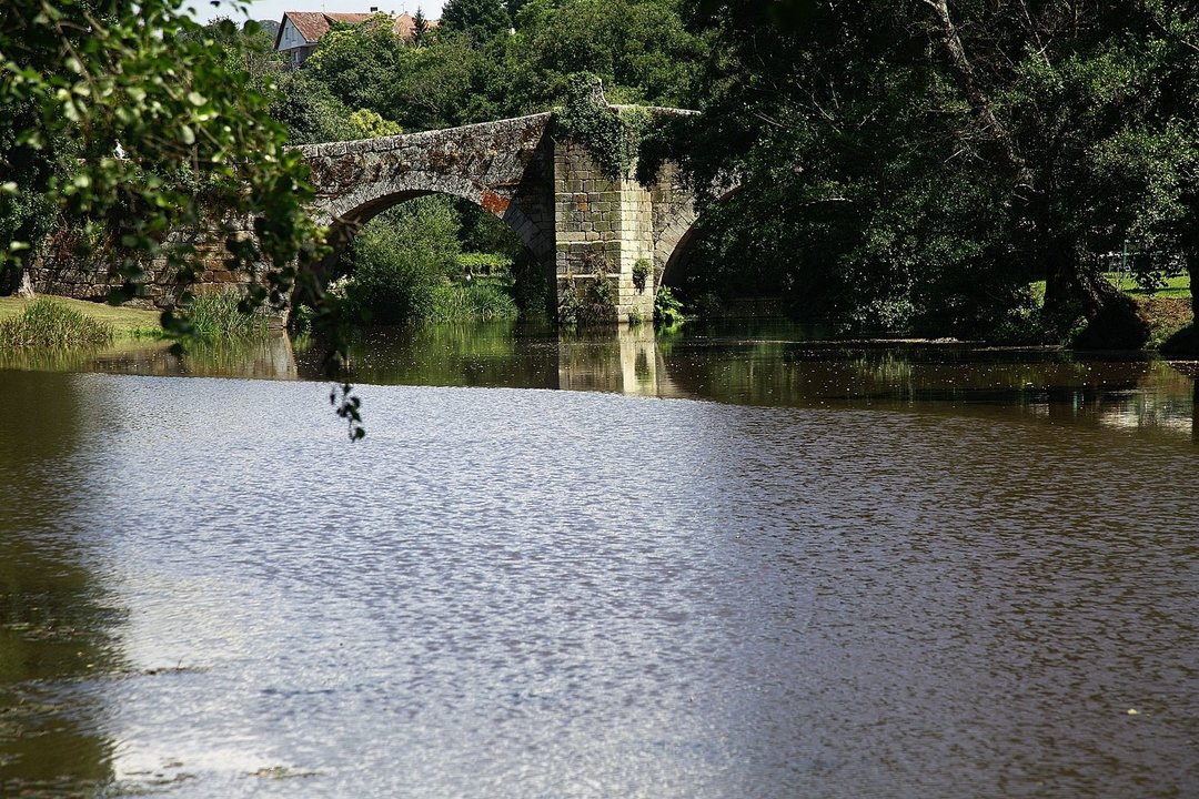 El Arnoia a su paso por Allariz, río del que se abastecen varios concellos ourensanos.