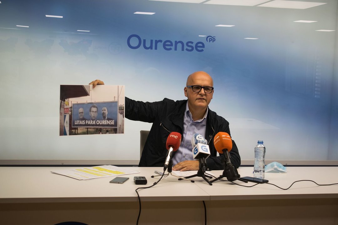 SEDE PP OURENSE, 08/07/20. Manuel Baltar compadece ante los medios para esclarecer información acerca del cartel que ataca a su partido, en la sede del PP, en Ourense, hoy, 8 de julio de 2020.