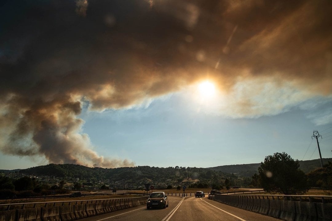 BARBADÁS (AUTOVÍA A-52). 07/08/2020. OURENSE. Incendio forestal en la zona de Toén, en los montes de la aldea de Moreiras. FOTO: ÓSCAR PINAL
