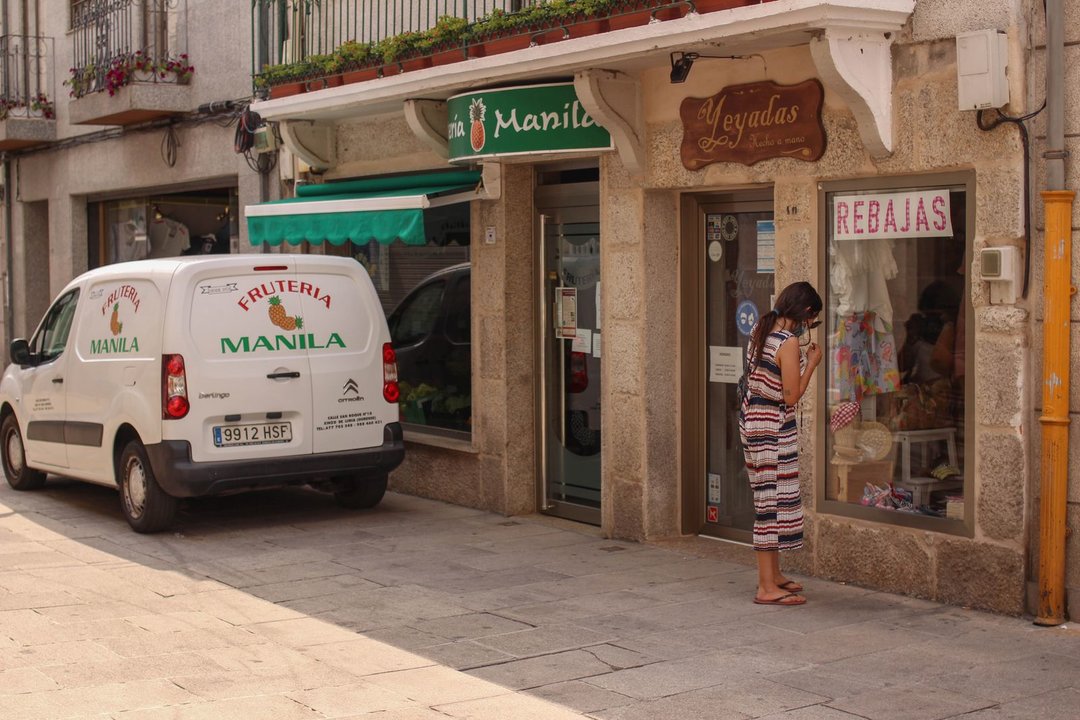 Establecimientos comerciales en una calle de Xinzo de Limia.