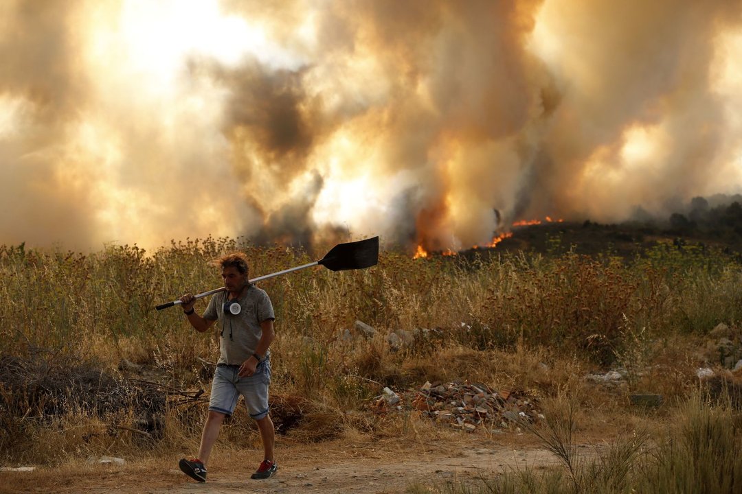Un vecino de Medeiros camina de espaldas al gran incendio que arrasó 1.535 hectáreas en Cualedro y Monterrei (XESÚS FARIÑAS).