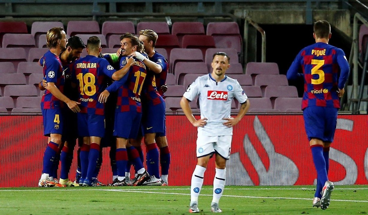 Los jugadores del Barcelona celebran uno de los tres goles anotados ayer en el Camp Nou (EFE).