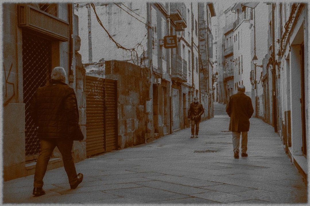 OURENSE (RÚA COLÓN). 23/01/2020. OURENSE. Se cumplen varios años de la peatonalización de muchas calles de la ciudad de Ourense pero en muchas los vehículos siguen paseando, aparcando y entrando en garages. FOTO: ÓSCAR PINAL