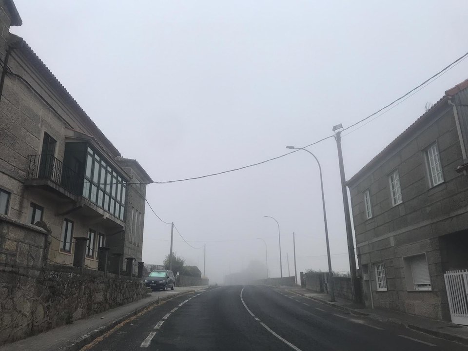 La localidad de Santa Baia de Montes, en Cualedro, cubierta por neblina ayer a primera hora.
