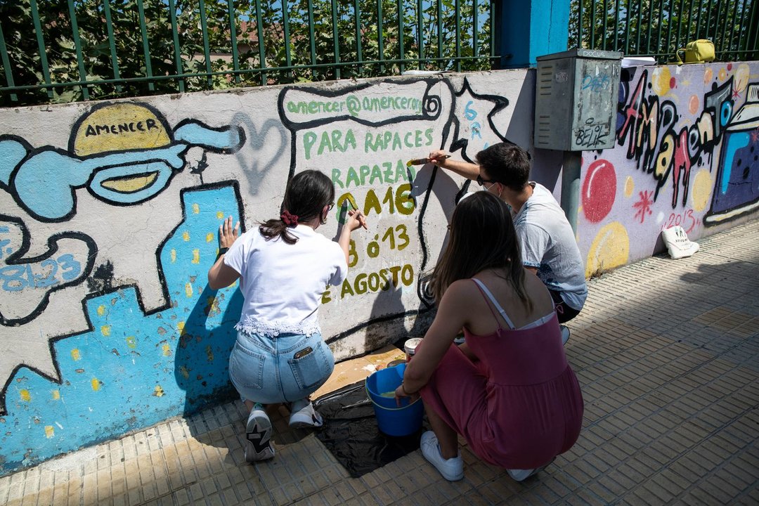 OURENSE (RÚA SÁENZ DÍEZ). 30/07/2020. OURENSE. Varios voluntarios pintan de nuevo el muro del Colexio Salesianos para actualizar las fechas del campamento Amencer. FOTO: ÓSCAR PINAL
