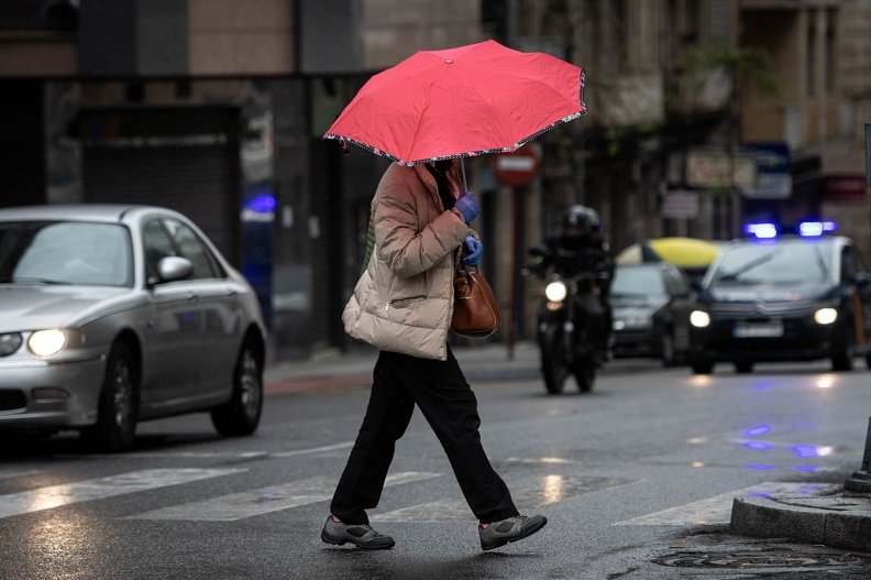 Una mujer con el paraguas, en Ourense (ÓSCAR PINAL).