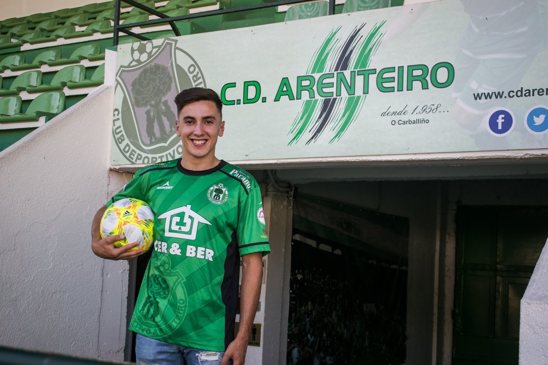 Eimil, nuevo jugador del Arenteiro, posa en el campo de Espiñedo (YERAY DIÉGUEZ).