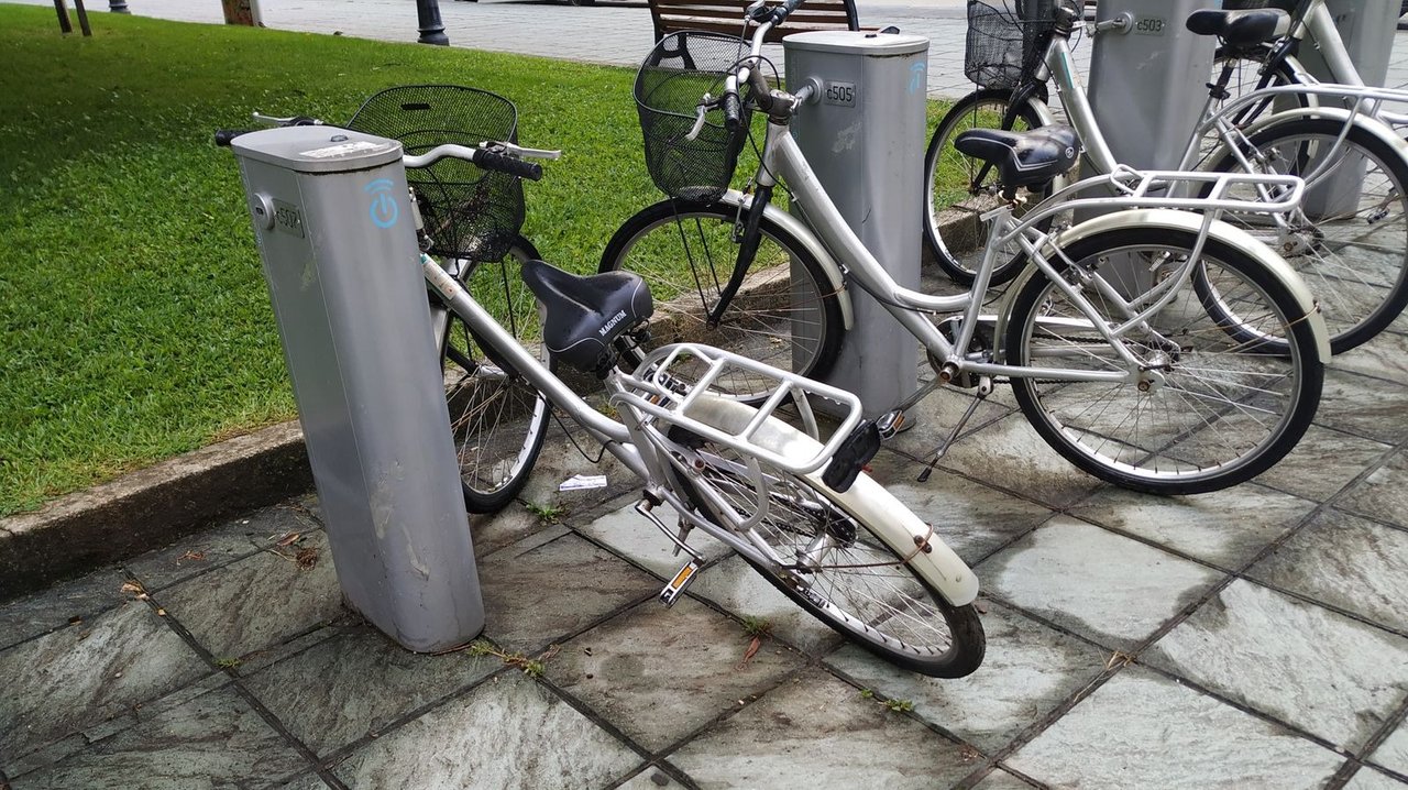 Bicicletas estacionadas en la rúa Andrés de Prada.