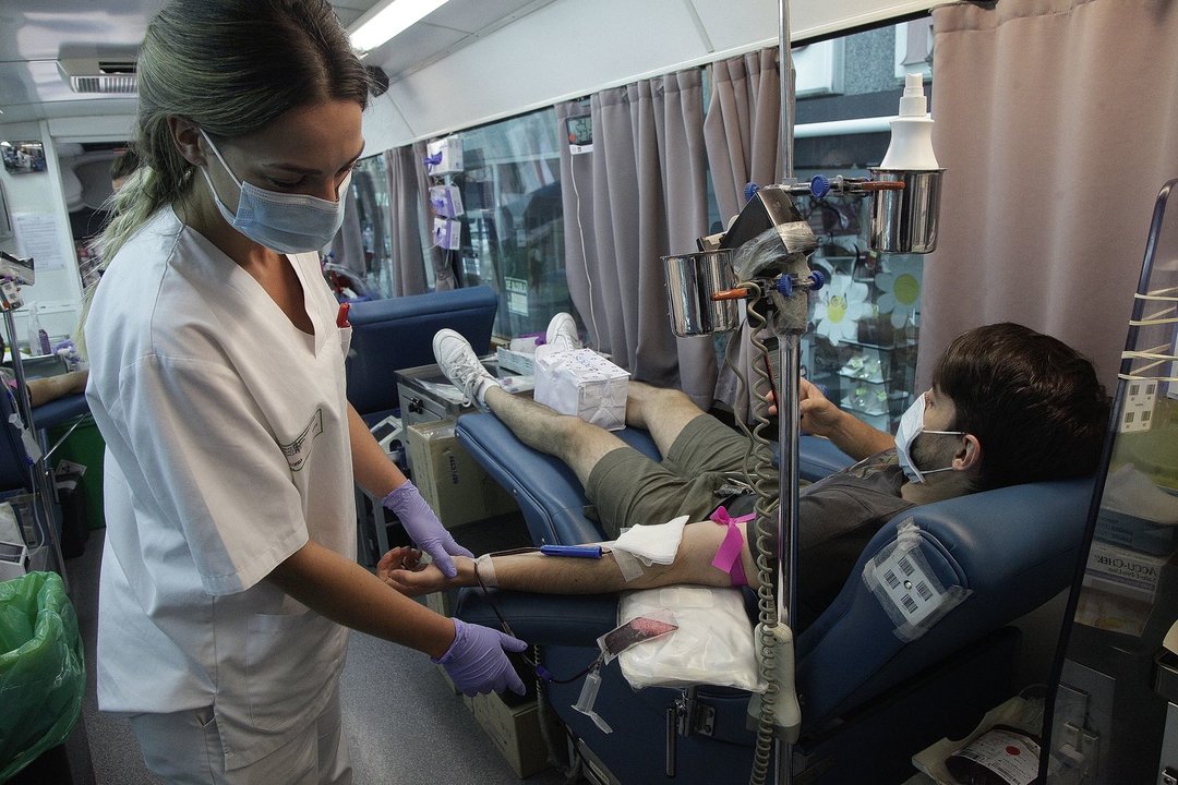 Una enfermera controla a uno de los donantes dentro de la unidad móvil de ADOS ayer (MIGUEL ÁNGEL).