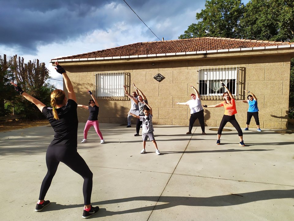 Participantes del taller de ejercicio físico impartido desde &#34;Móvete Celanova&#34; en Mourillós.