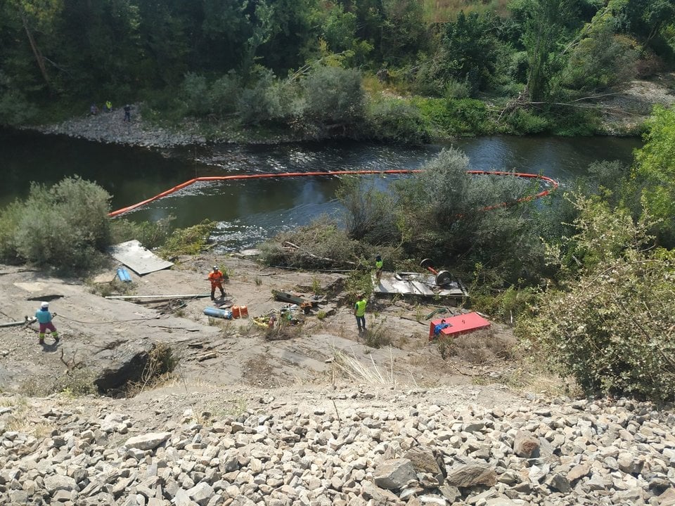 Zona en la que fueron arrojados al río dos de los vagones durante las labores de rescate.