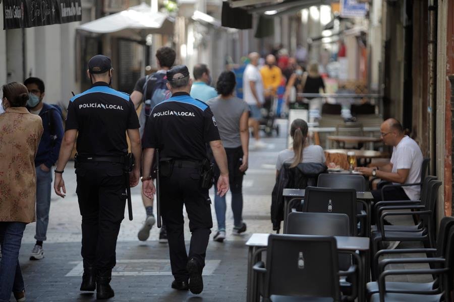 Agentes de la Policía Local de A Coruña recorren las calles de la ciudad (EFE).