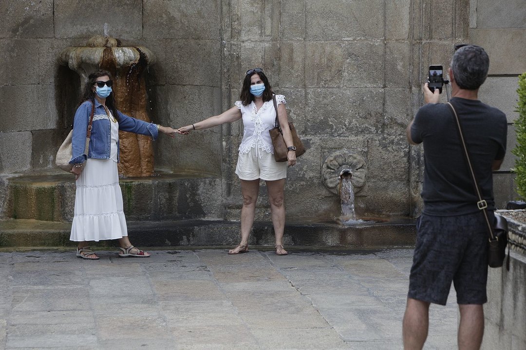 Dos turistas se hacen una foto en As Burgas (MIGUEL ÁNGEL).