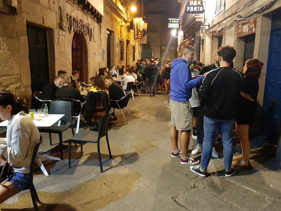 Multitud de jóvenes beben y charlan a las puertas de los locales que permanecen abiertos en la calle Lepanto, ayer a la noche.