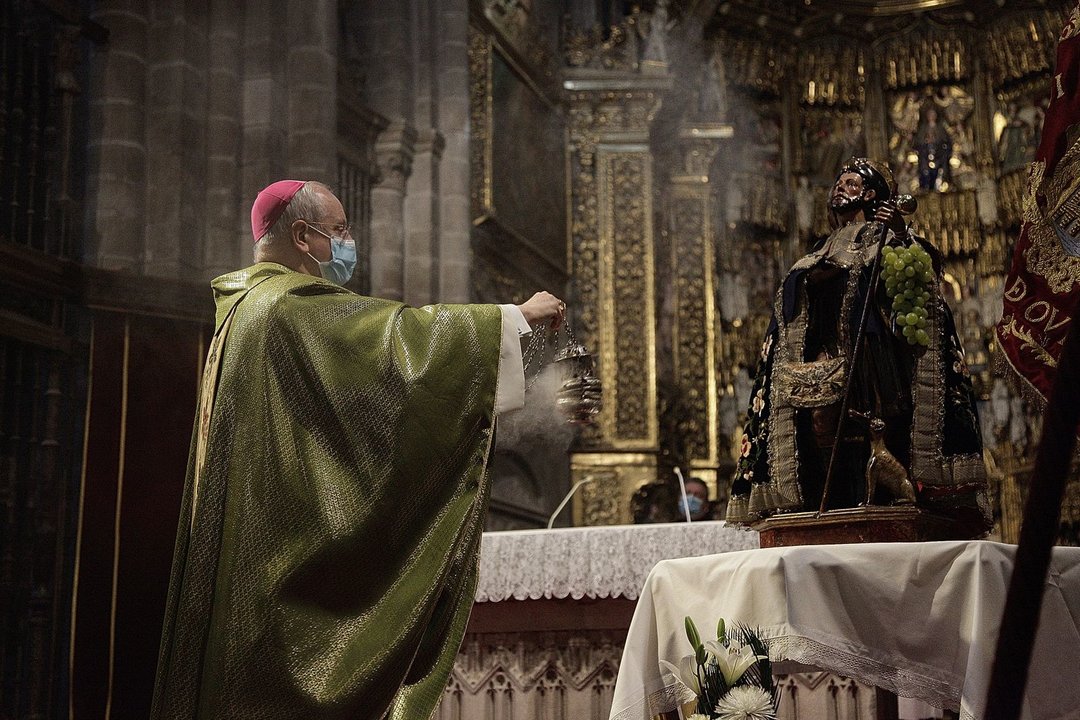 El obispo de Ourense, Lemos Montanet, bendice la imagen religosa San Roque (MIGUEL ÁNGEL).