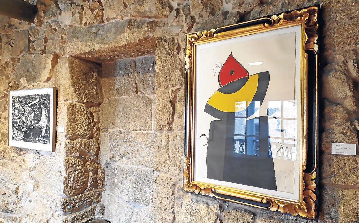 Uno de los grabados de Salvador Dalí expuestos en Celanova, al fondo otro de Miquel Barceló.