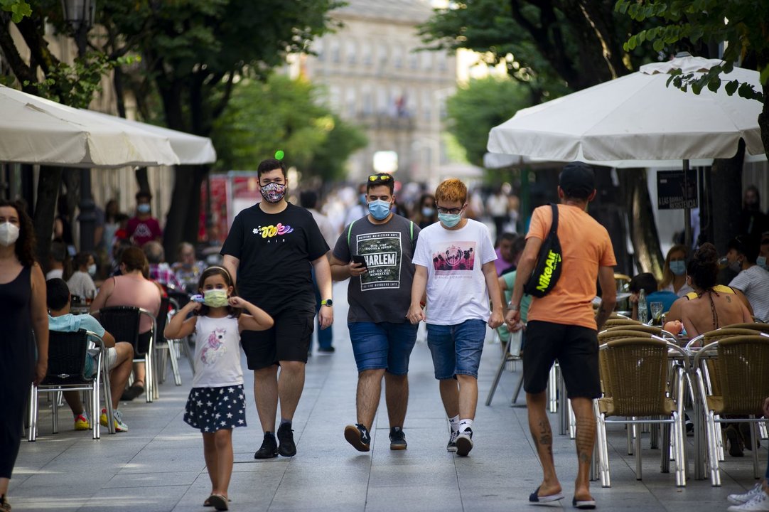 Un grupo de paseantes hace uso de la mascarilla obligatoria en la céntrica rúa do Paseo (MARTIÑO PINAL).
