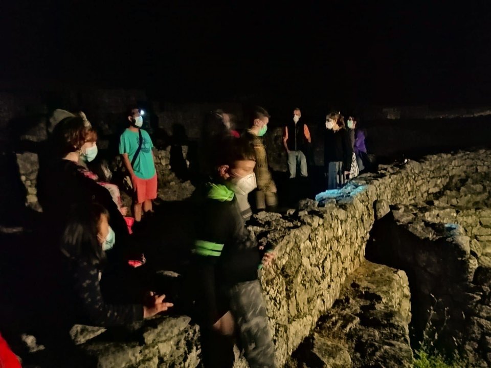 Un grupo durante una de las visitas nocturnas al castro de San Cibrao de Las.