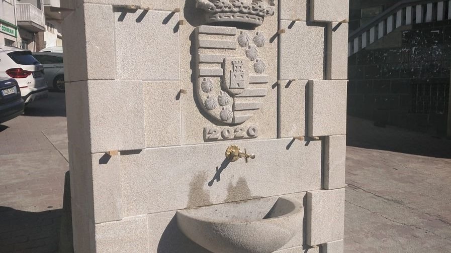 La fuente de María Pita, recién acabada, con el escudo de Viana do Bolo.