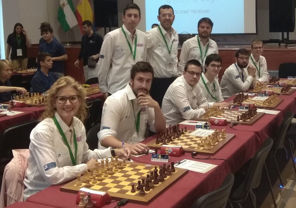 Yudania, en primer término, con sus compañeros del Xadrez Ourense.