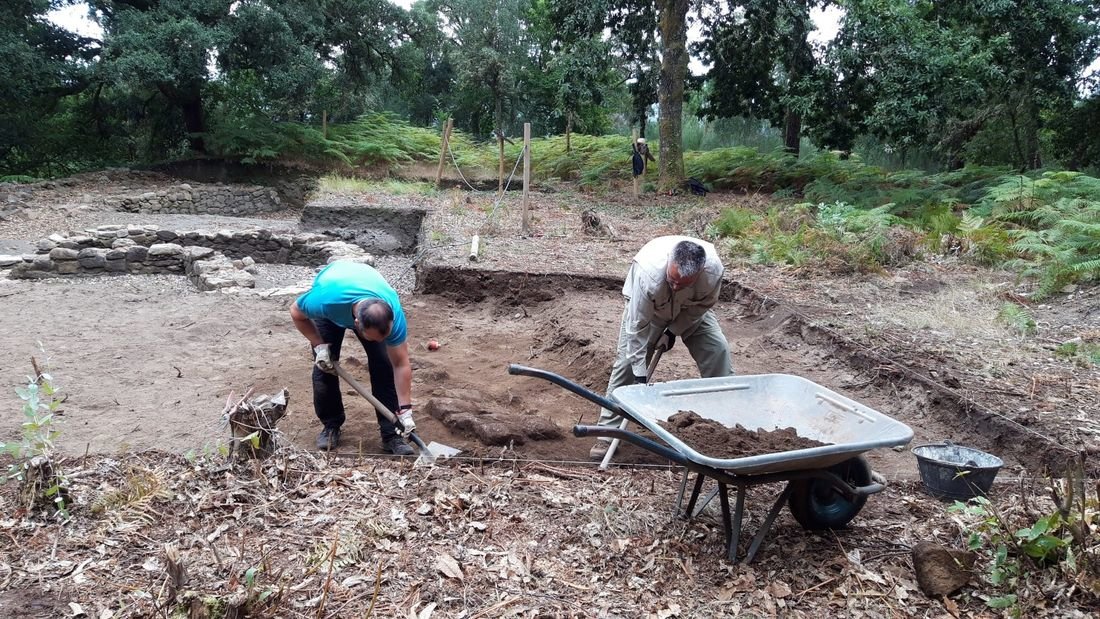 Tareas de excavación en el castro de Cameixa, en el término municipal de Boborás.