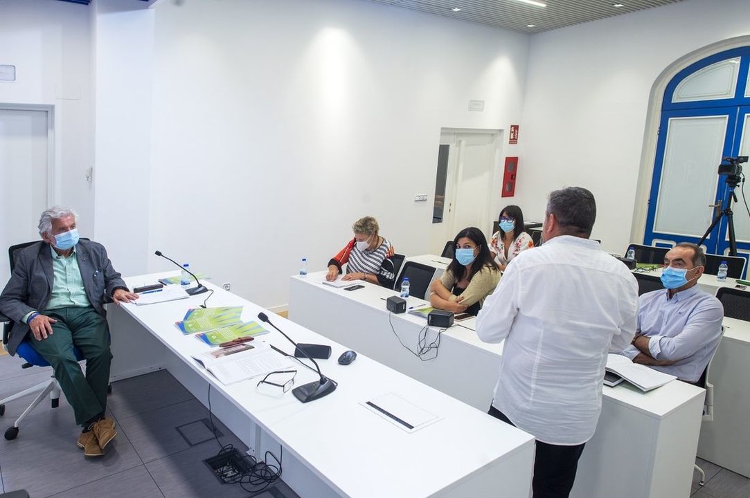 El autor del estudio, Xosé Antón Díaz, presentando los resultados ayer en la Diputación.
