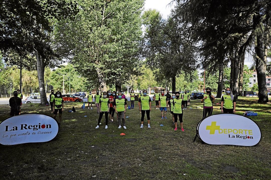 Los asistentes a una de las jornadas de fitness de +Deporte, en Xinzo de Limia. (Foto: Martiño Pinal)