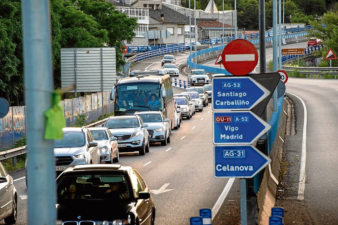 Atascos, colas y retenciones de vehículos que regresan a Ourense tras un fin de semana. (Foto: Óscar Pinal)