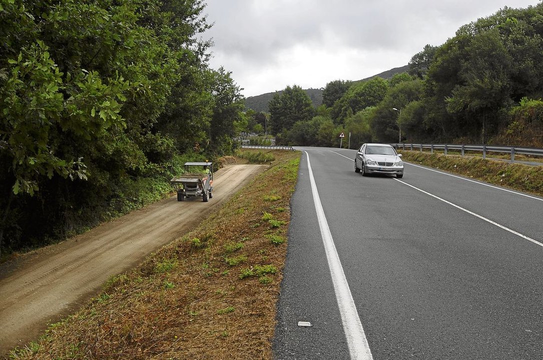 Las obras de la ciclovía en paralelo a la OU-0312 a la altura de Vilameá. (Foto: Martiño Pinal)