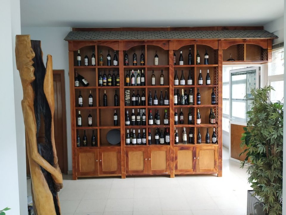 Expositor de botellas en la sede del Consello Regulador de la Denominación de Origen Valdeorras. (Foto: J. C.)