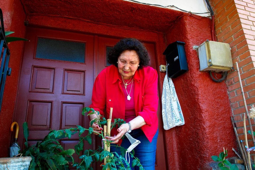 Ramona Cordeiro, vecina de 77 años de Castadón (Pereiro de Aguiar), donde reside sola desde hace varios años. (Foto: Andrés Cachalvite)
