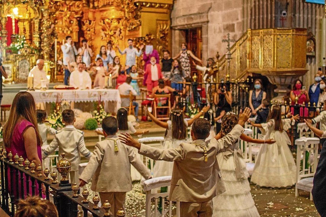Un momento de la celebración religiosa en el templo monacal de San Rosendo. (Foto: Sabela Souto)