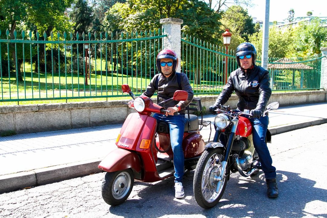 Jorge y Calisto, dos motoristas de Sanxenxo que ayer visitaban la provincia. (Foto: Andrés Cachalvite)
