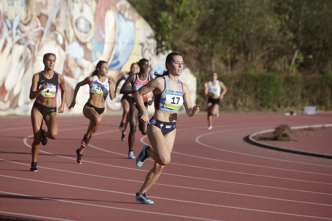Las atletas de la serie A de 400 encaran la recta de meta de una carrera que ganó Paulette Fernández (Ría de Ferrol).