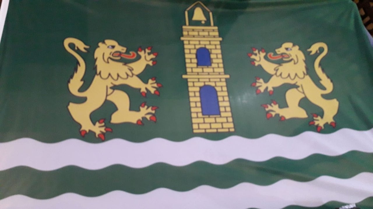 La primera bandera municipal de Maside.