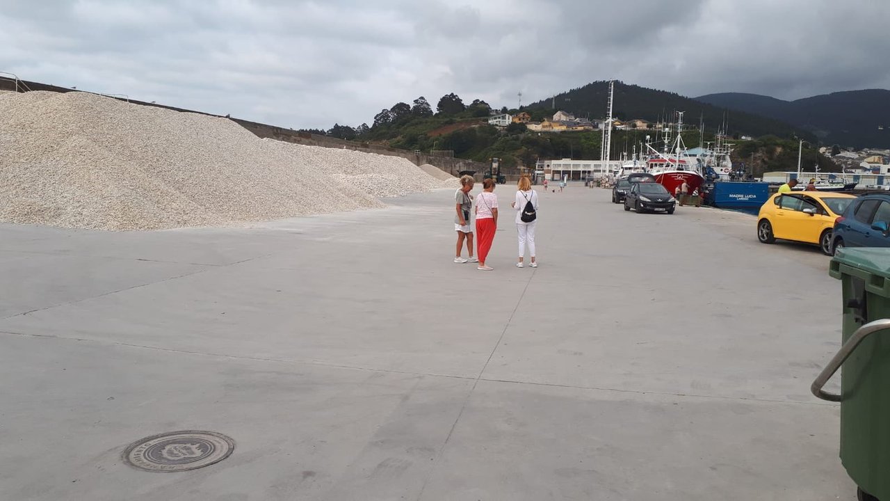Porto do Celeiro, en gran parte ocupado por montañas de mineral de la cantera de Vares.