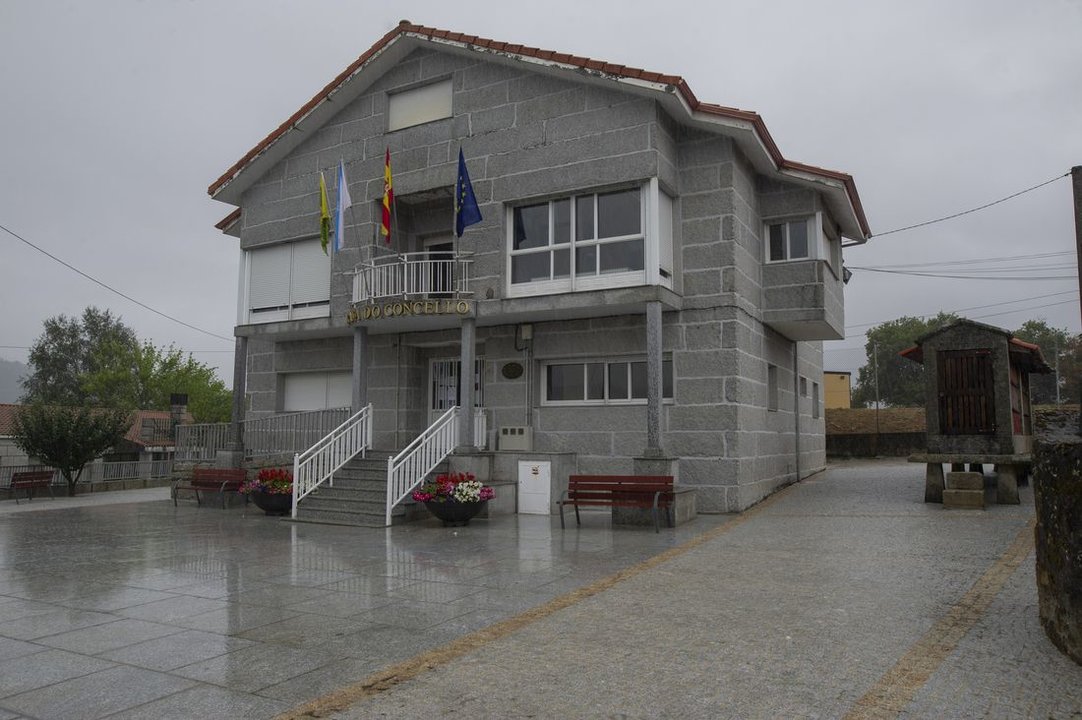 Imagen que presenta la plaza pública donde tiene su sede el edificio consistorial de Lobeira. (Foto: Martiño Pinal)