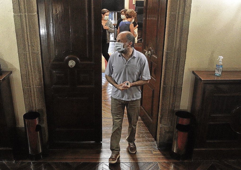 Gonzalo Pérez Jácome, solo y con la mirada perdida en la casa consistorial. (Foto: Miguel Ángel)